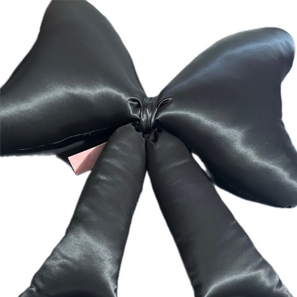 NWT ⚜️🖤⚜️ Truly Lou black oversized shaped satin bow pillow - Picture 1 of 4